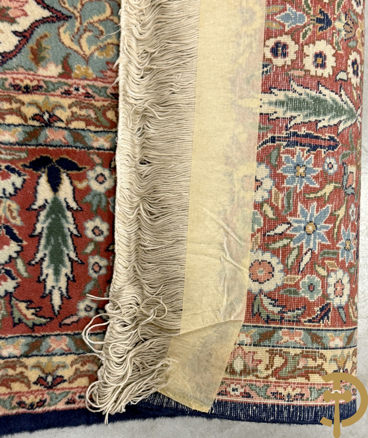 Oosters handgeknoopt tapijt met blauwe fond en bloemenmotieven