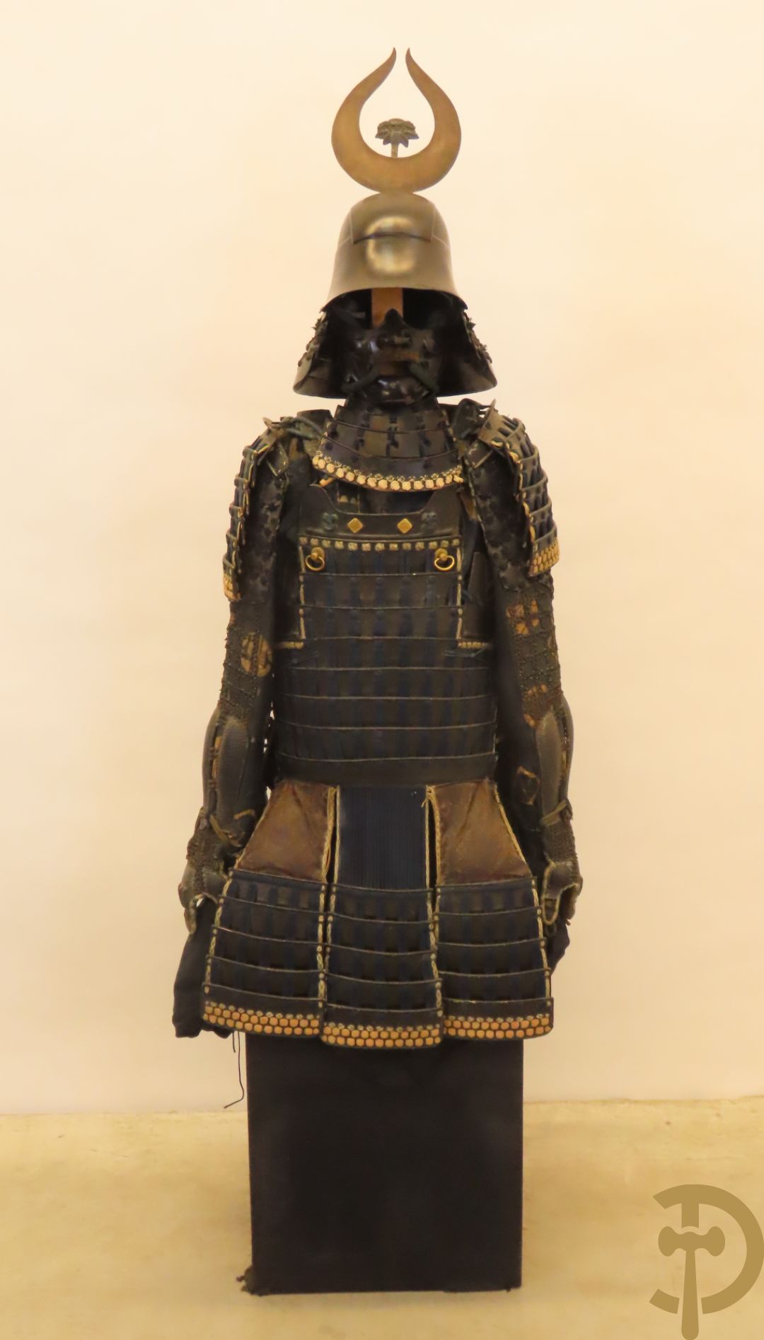 Antieke Aziatische samurai uitrusting op sokkel bestaande uit Nerikawa van leder (verschillende leeftijden)