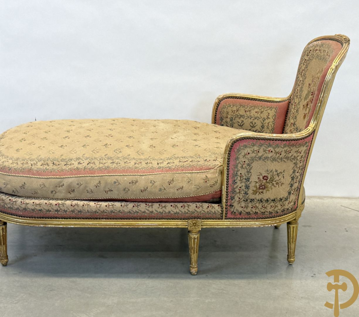 Vergulde Louis XVI chaise longue bezet met petit points met bloemendecor