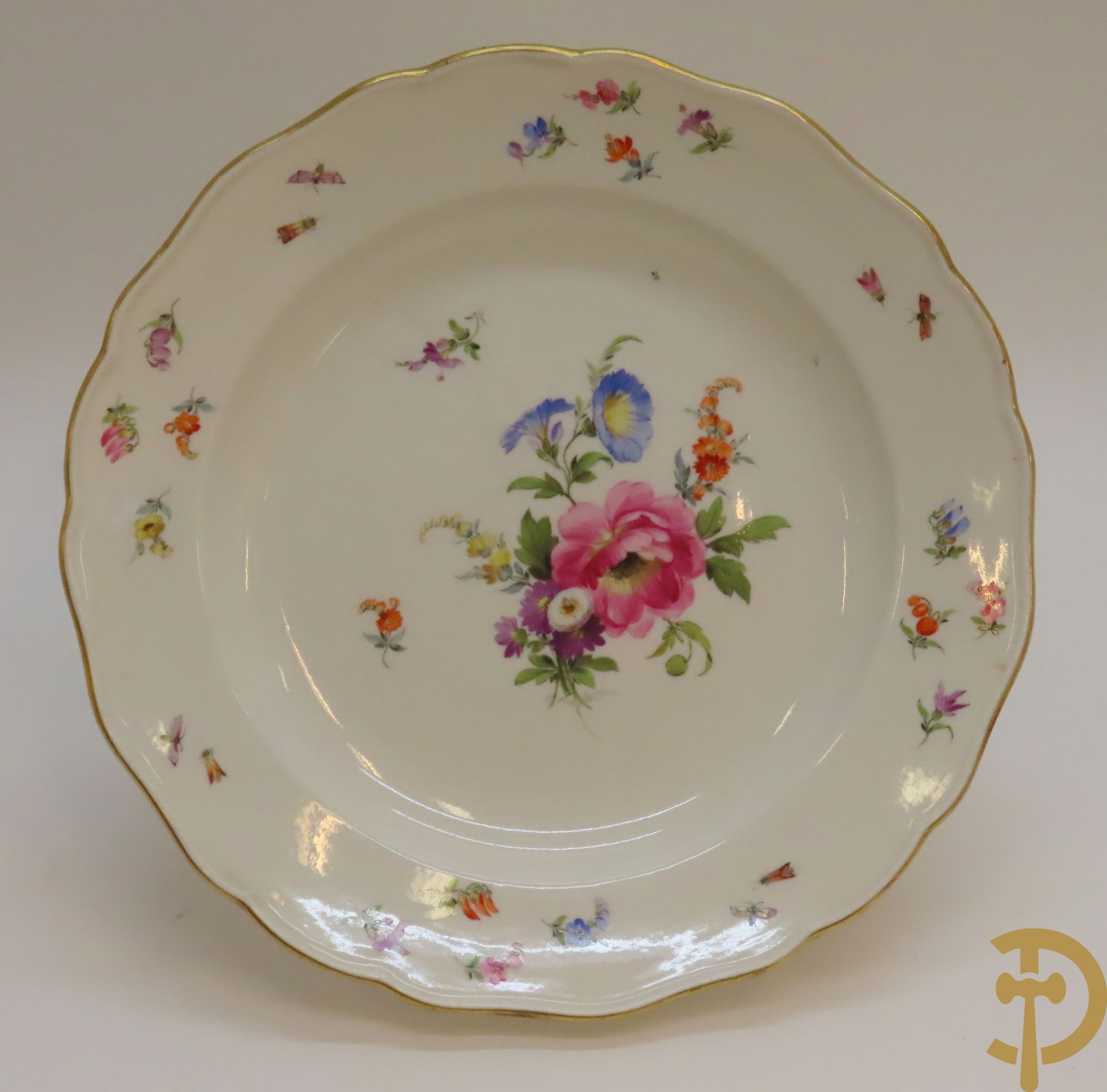 Zes porseleinen borden onder gemerkt met zwaarden / Meissen : 1 bord met stadstafereel, 1 verlucht bord met drakendecor, 1 bord met vogeldecor, 1 met bloemen en 2 met bloemendecor omgeven door vergulde rand