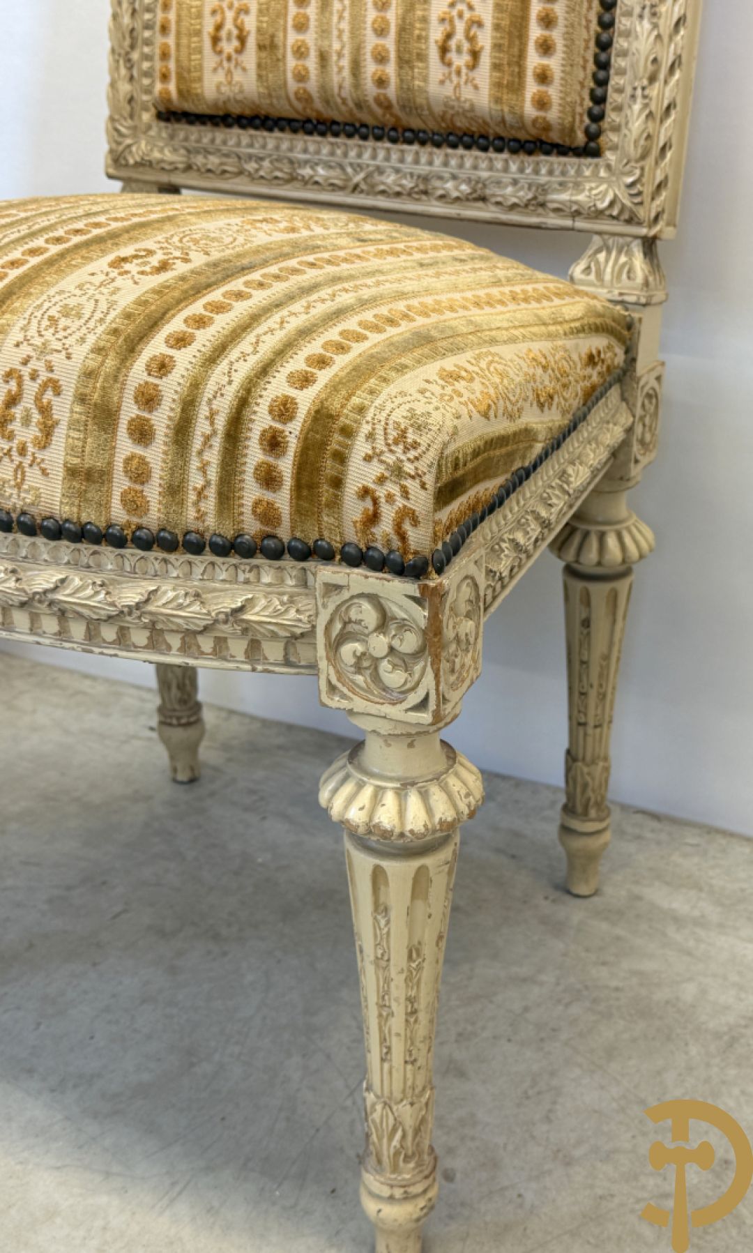 Gemonochromeerd salonensemble met gesculpteerde bladranken bestaande uit canapé, 2 armzetels en 3 stoelen