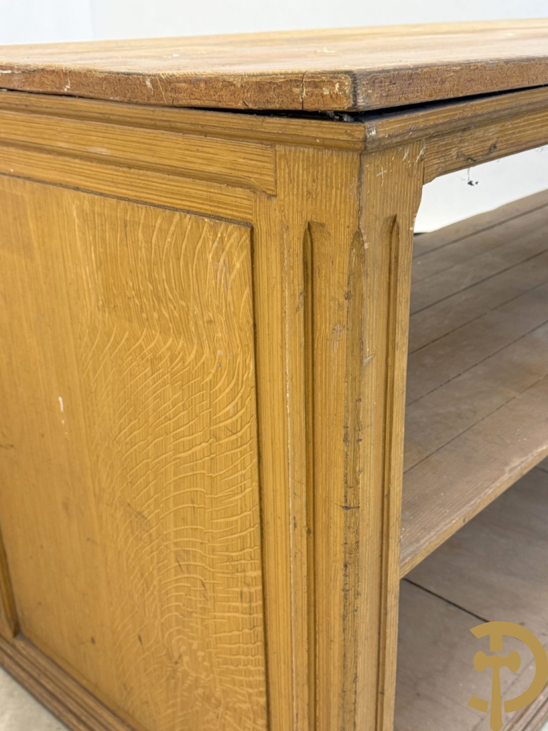 Pine winkeltoog met étagère in faux bois beschilderd