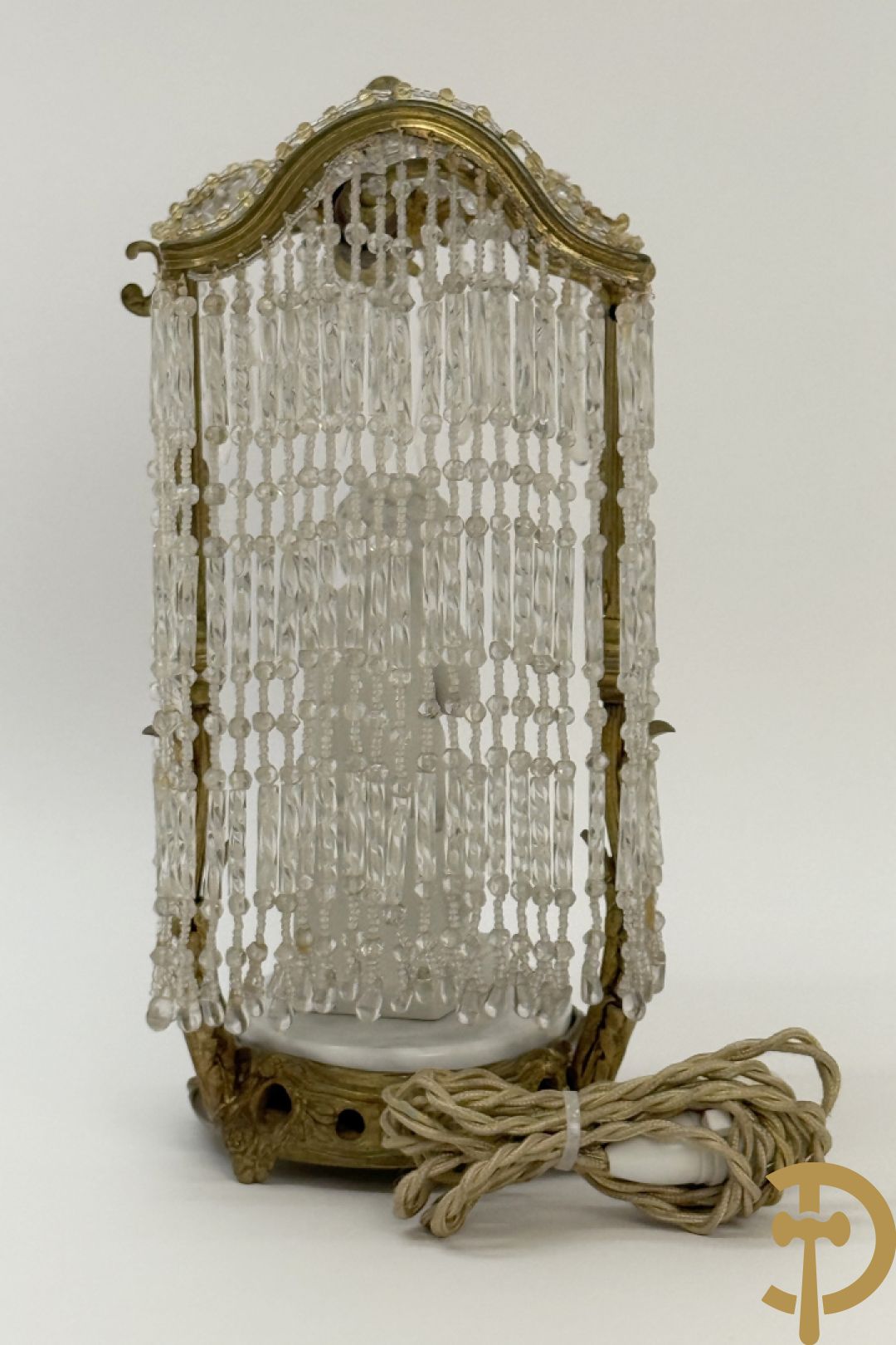 Biscuitbeeld van schrijvende cupido onder bronzen dakje met kristallen bellen bezet - op marmeren sokkel gemonteerd