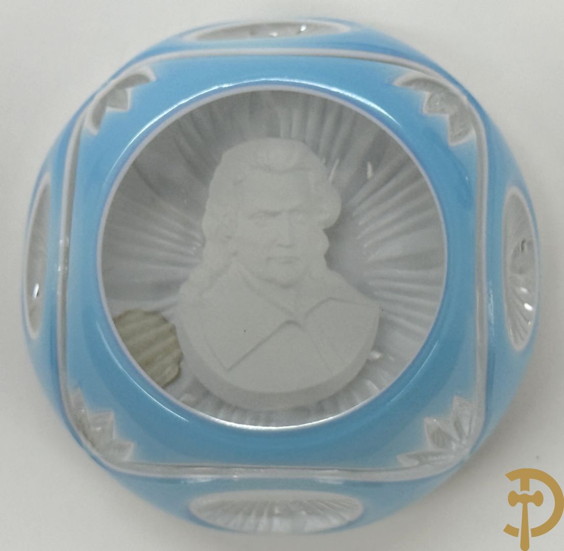 Twee presse papiers van Cristallerie d