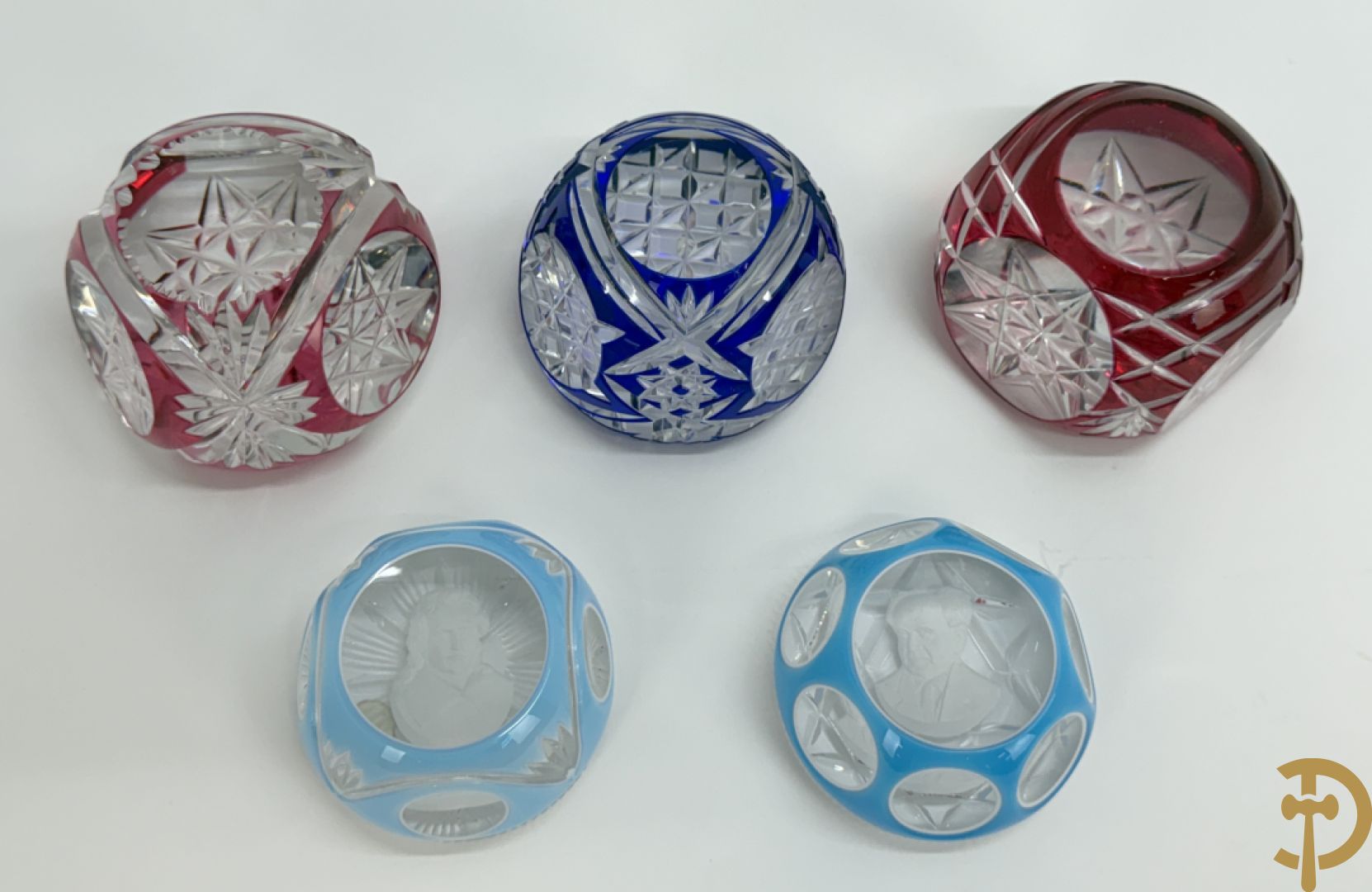 Twee presse papiers van Cristallerie d