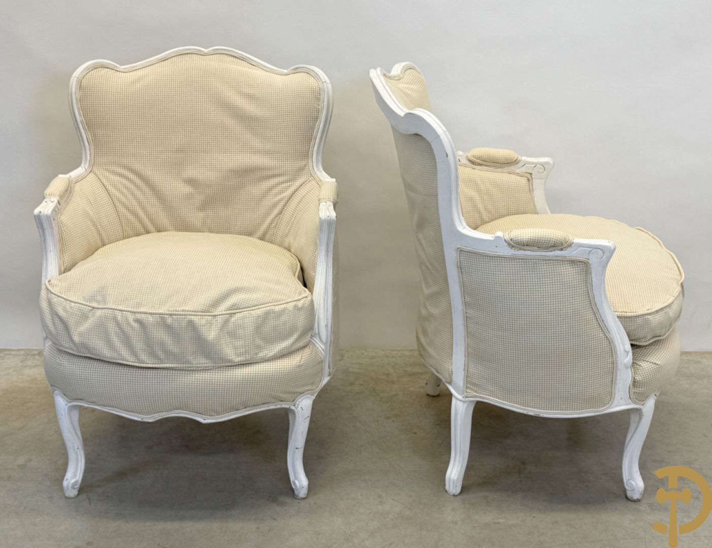 Paar gemonochromeerde Louis XV armzetels met gecanneerde rug + 2 gestoffeerde Louis XV armzetels