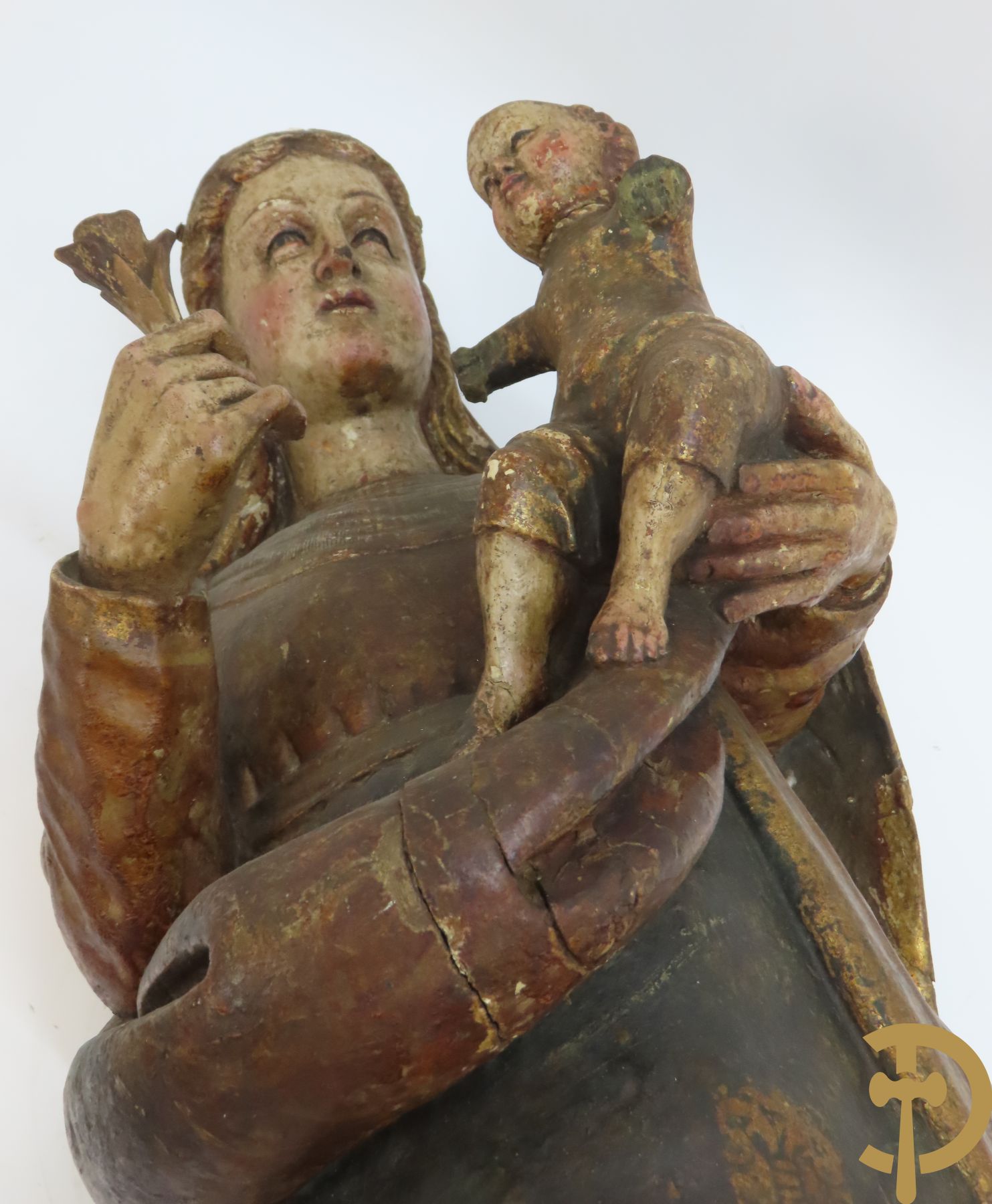 Gepolychromeerde houtsculptuur van Madonna met bloem in rechterhand en Kindje Jezus in linkerhand