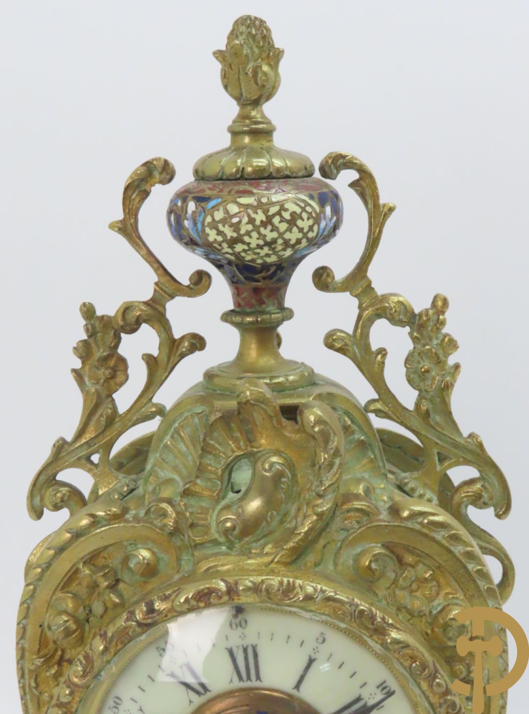 Bronzen pendule, Louis XV stijl, bezet met email, Champlève decor