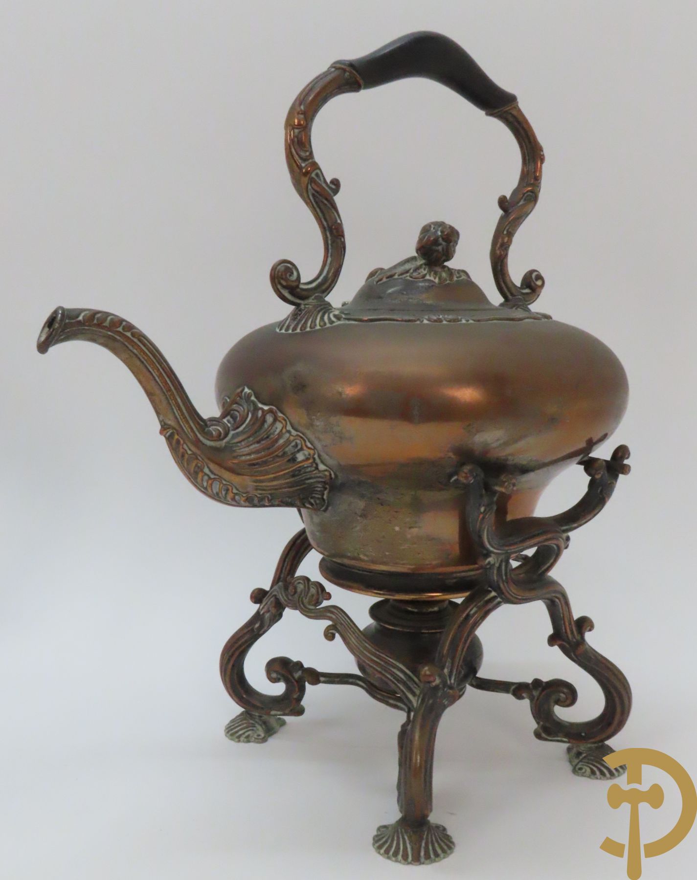 Twee decanteurs + olie- en azijnstel + 2 schenkkannen + twee-orig dekselpotje