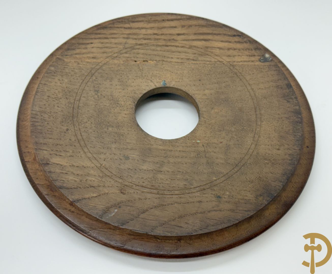 Keramieken boterschaal gehouden in houten gesculpteerde omranding met accanthusranken, onderaan gemerkt Waechtersbach