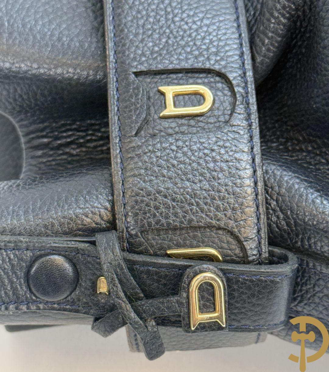 Blauw gekorreld lederen schoudertas model Le Calicot en openklapbare geldbeugel, Delvaux,