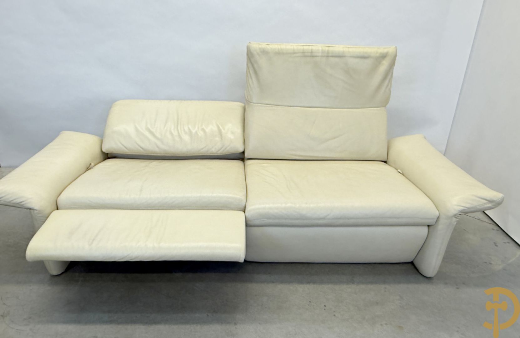 Salonensemble Koinor bestaande uit 3 elementen waarvan groot element met uittrekbaar voeteinde en twee tweezits