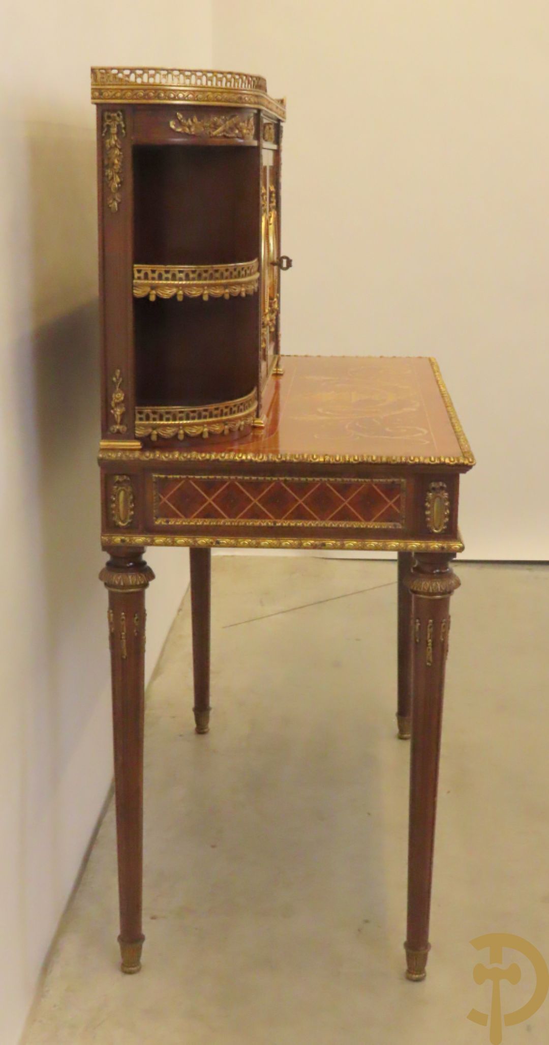 Notelaren tweedelig  kabinet met 2 lades en 2 deuren op hoge poten, gemarketteerd en bezet met bronsbeslag