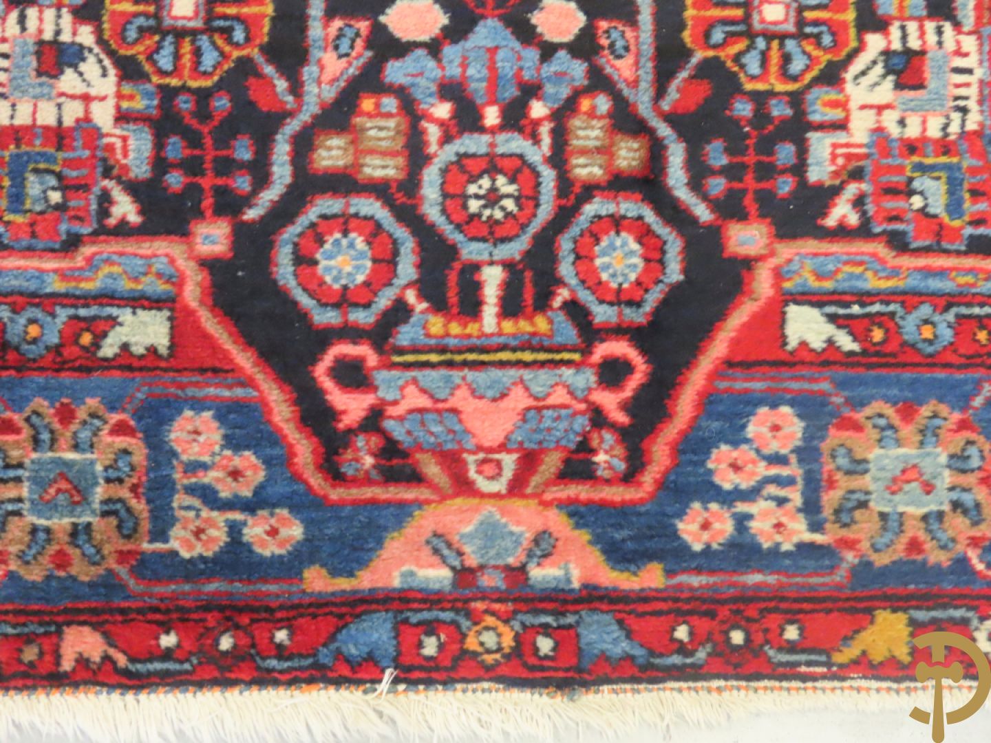 Handgeknoopt oosters tapijt met decor van bloemen in amfoor