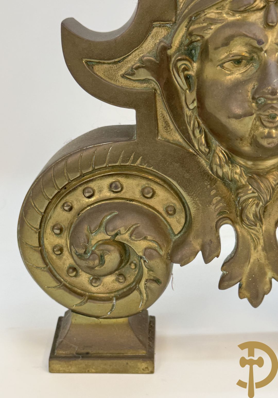 Paar Vlaamse bronzen chenets met accanthusranken en leeuwekoppen