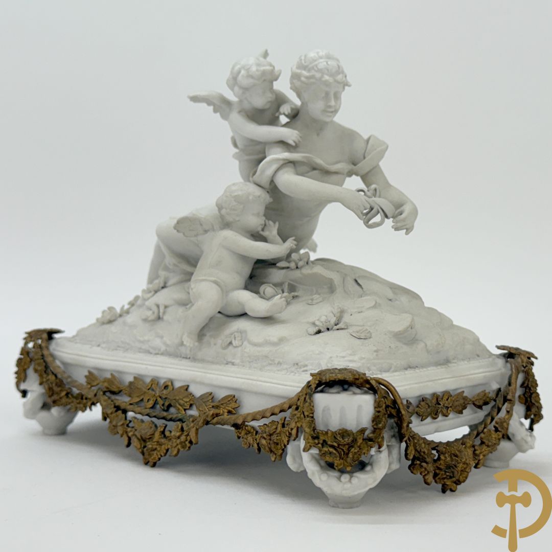 Biscuittafereel met dame met strik en 3 cupido