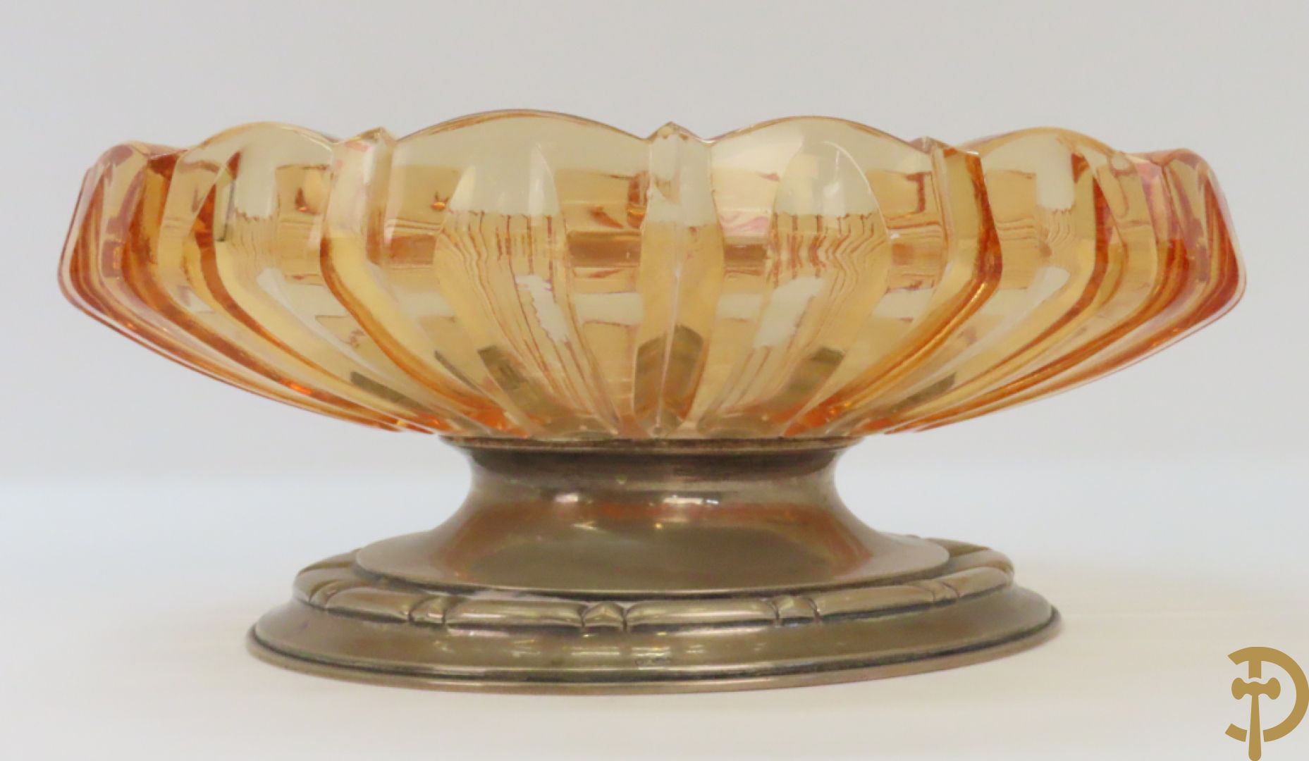 Gekleurde kristallen coupe op massief zilveren voet, gemerkt HB