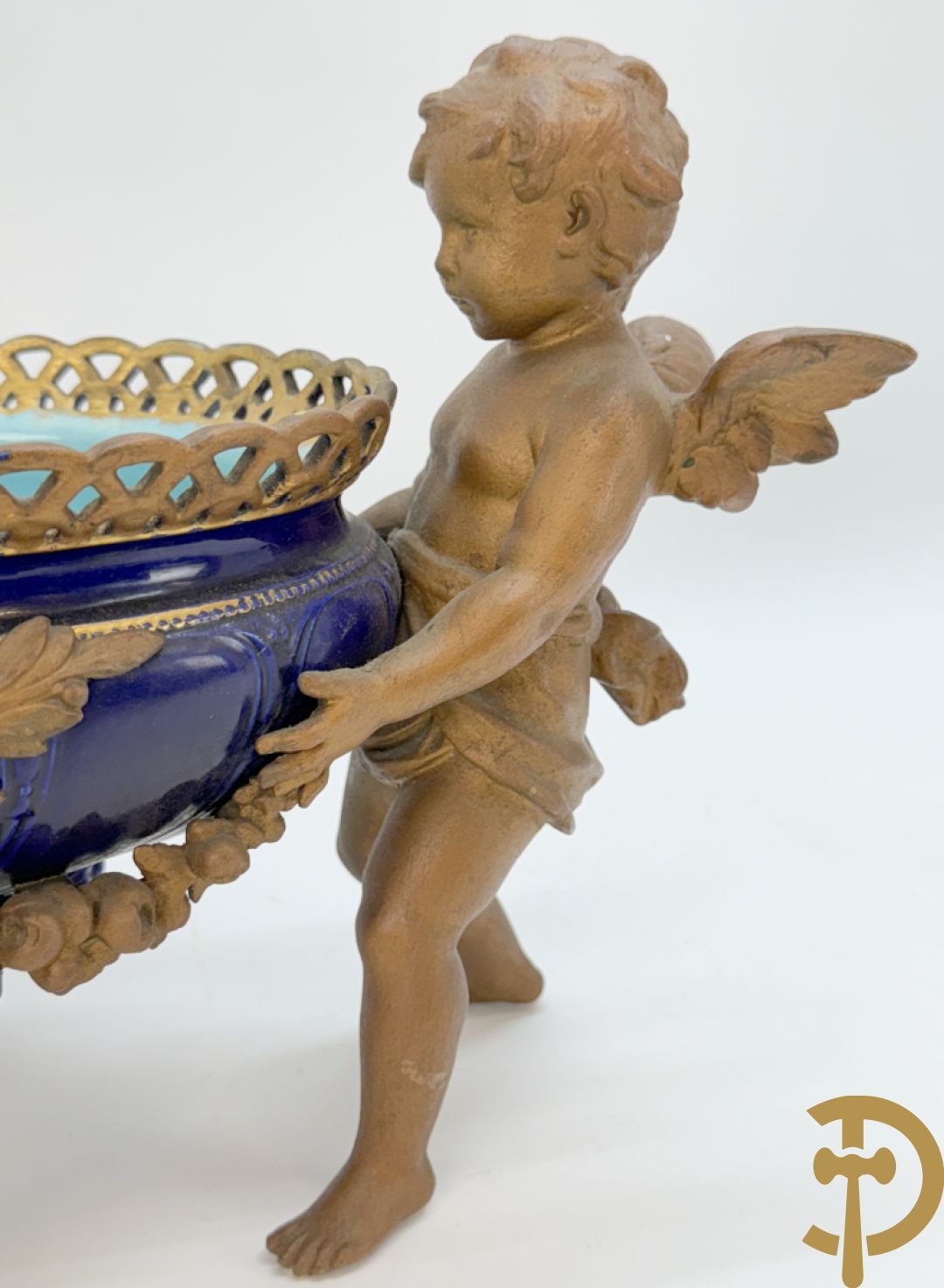 Blauwe coupe gehouden door paar zamak cupido