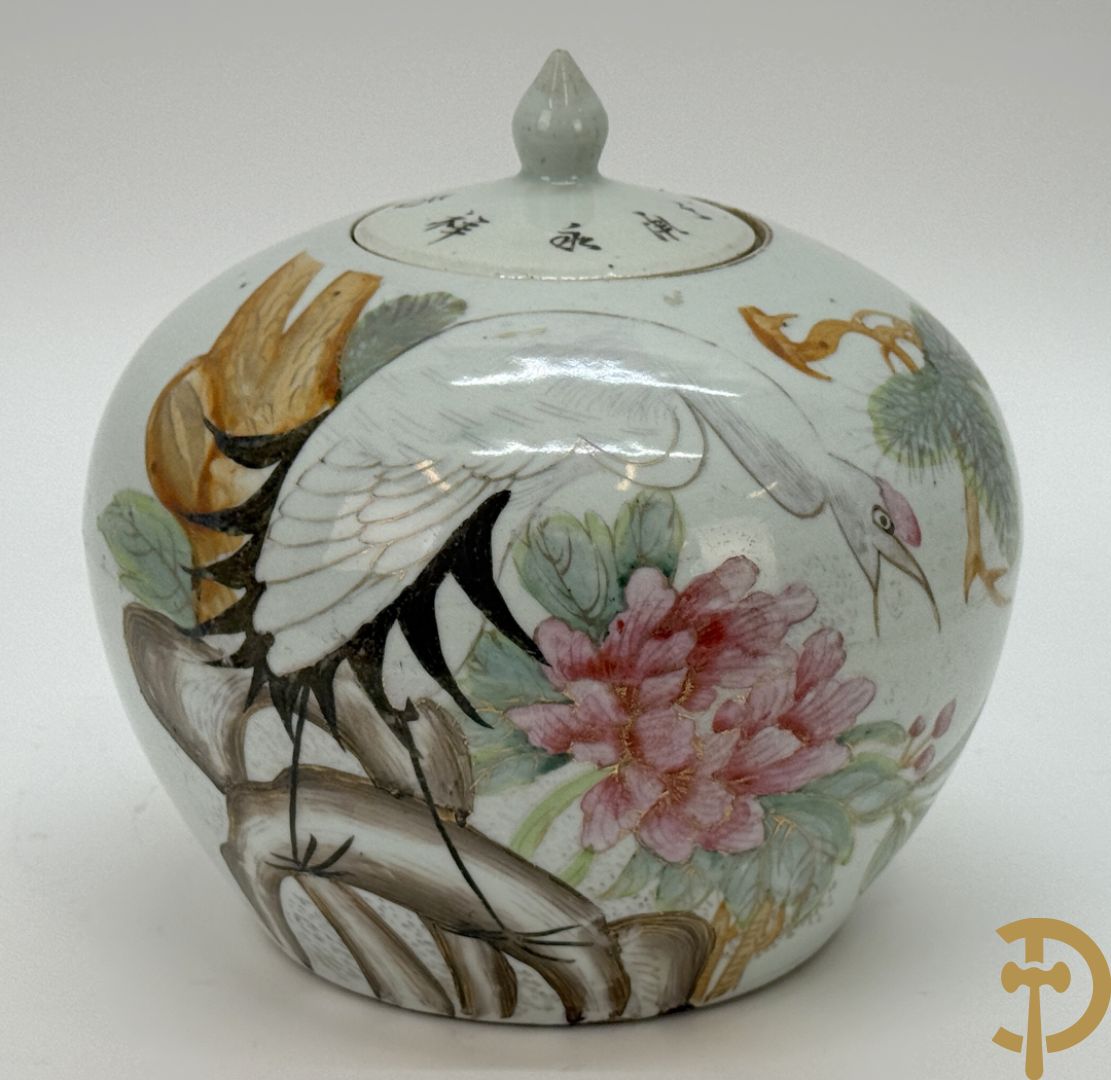 Twee rolvazen met bloemen- en vogeldecor + dekselpotiche met vogeldecor + Chinese vaas met decor van dames en kinderen