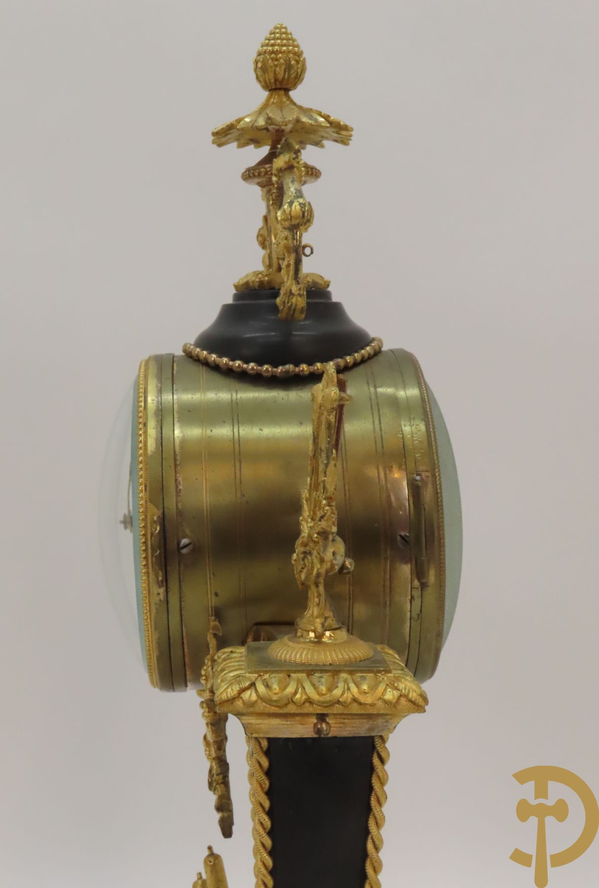 Louis XVI pendule bezet met harten en accanthusranken, binnenin met lisdoddes, Barancourt à Paris getekend