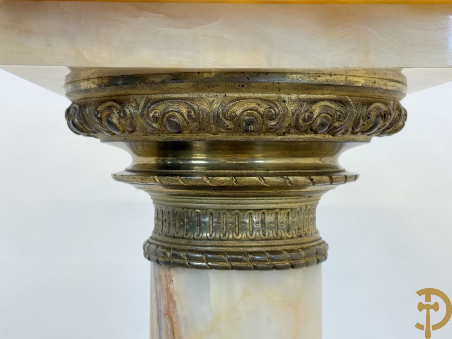 Marmeren zuil, onder en boven met beslag van accanthusranken bezet