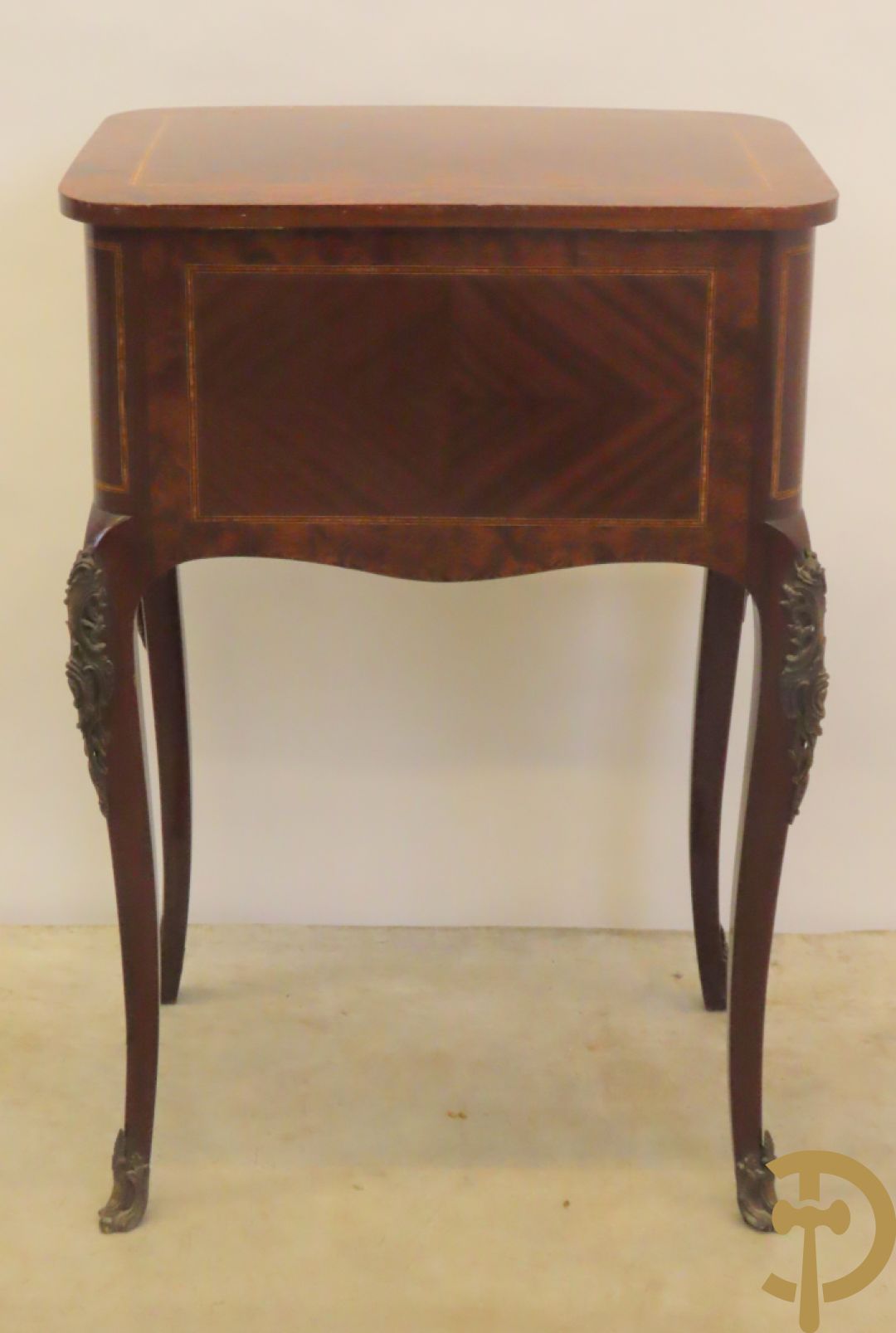 Wortelnotehouten opschikkast met 2 lades, openklapbaar blad met spiegeltje en voluutvormige poten met bronsbeslag