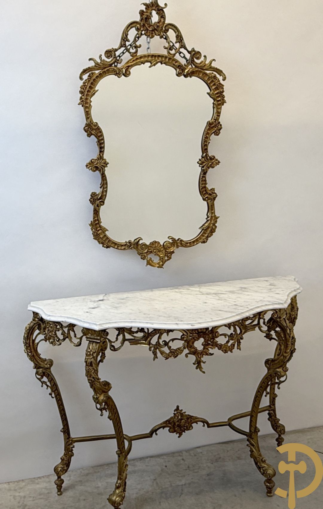Koperen sierconsole Louis XV stijl met wit marmeren blad op 4 voluutvormige poten + bijhorende spiegel