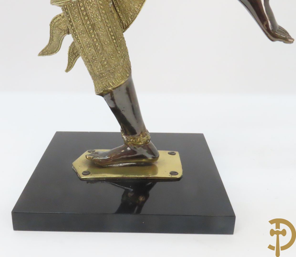 Twee staande koperen boedhistische figuren