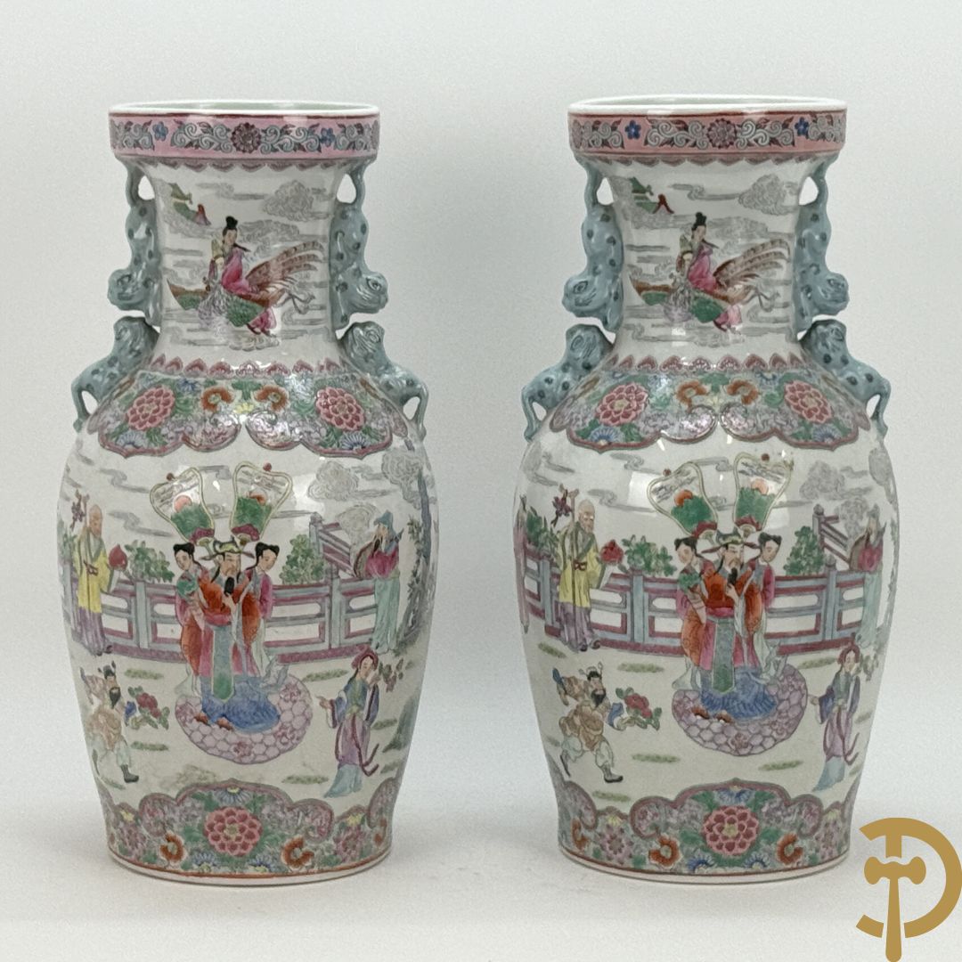 Paar Chinese porseleinen vazen met geanimeerd tafereel