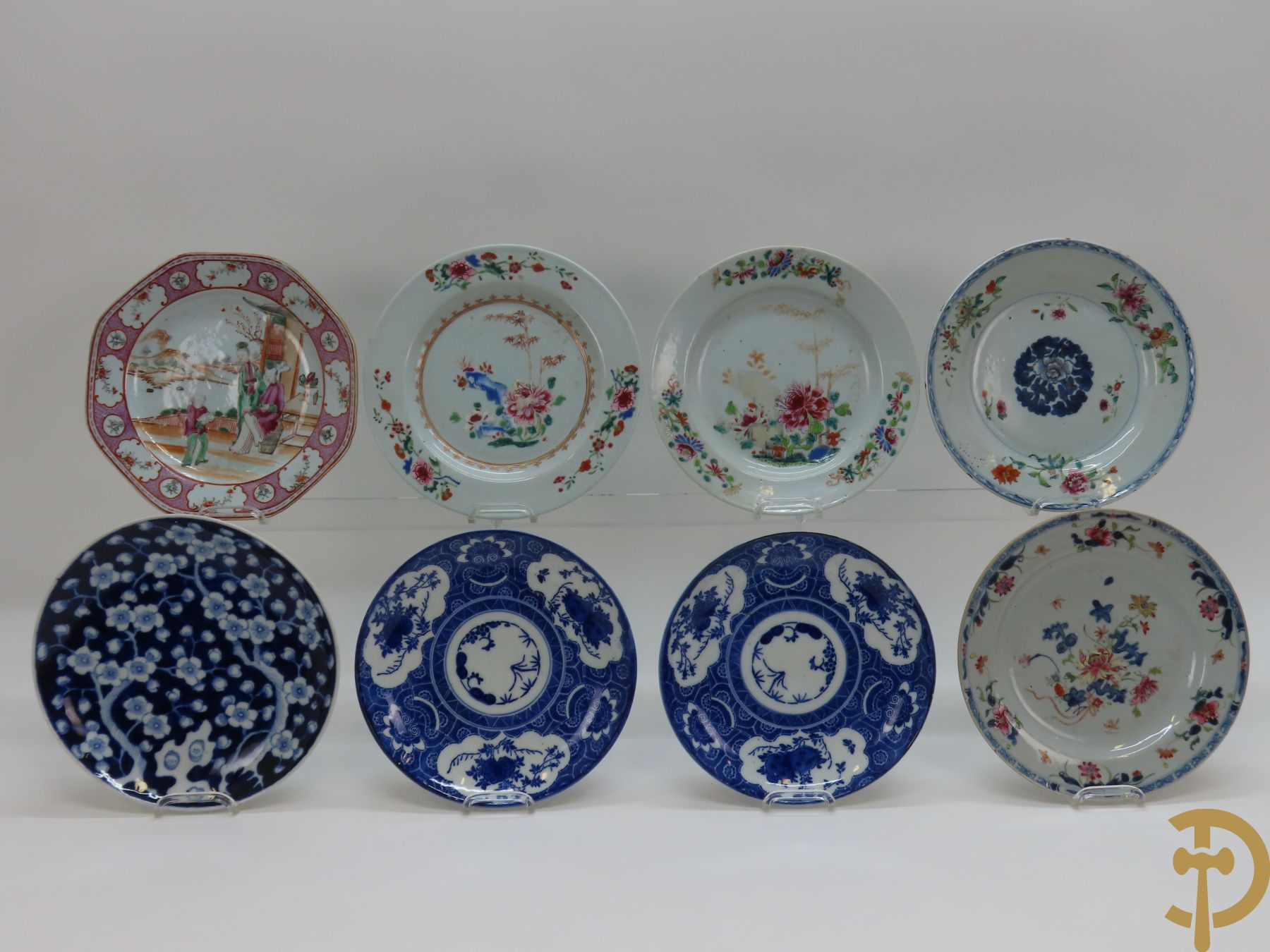 Acht Chinese porseleinen borden w.o. blauw/wit met bloemendecor, 2 blauw/witte borden, 2 Imari borden (1 met ster), 2 porseleinen borden met decor van bloemen in landschap en octagonaal bord