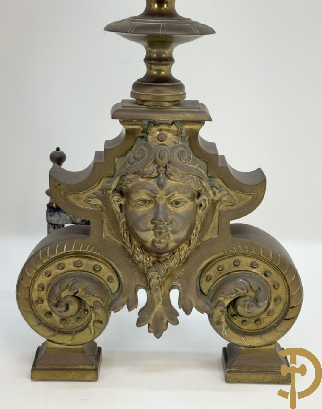 Paar Vlaamse bronzen chenets met accanthusranken en leeuwekoppen