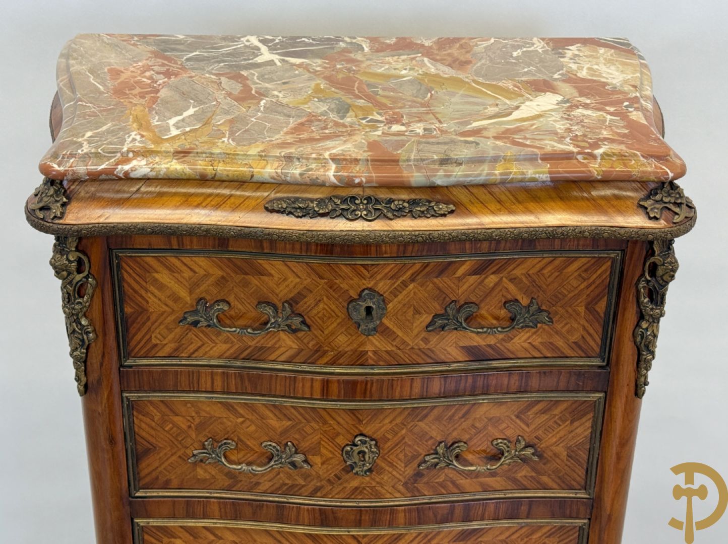 Gemarketteerde notelaren zevenladenkast bezet met bronsbeslag en marmeren blad