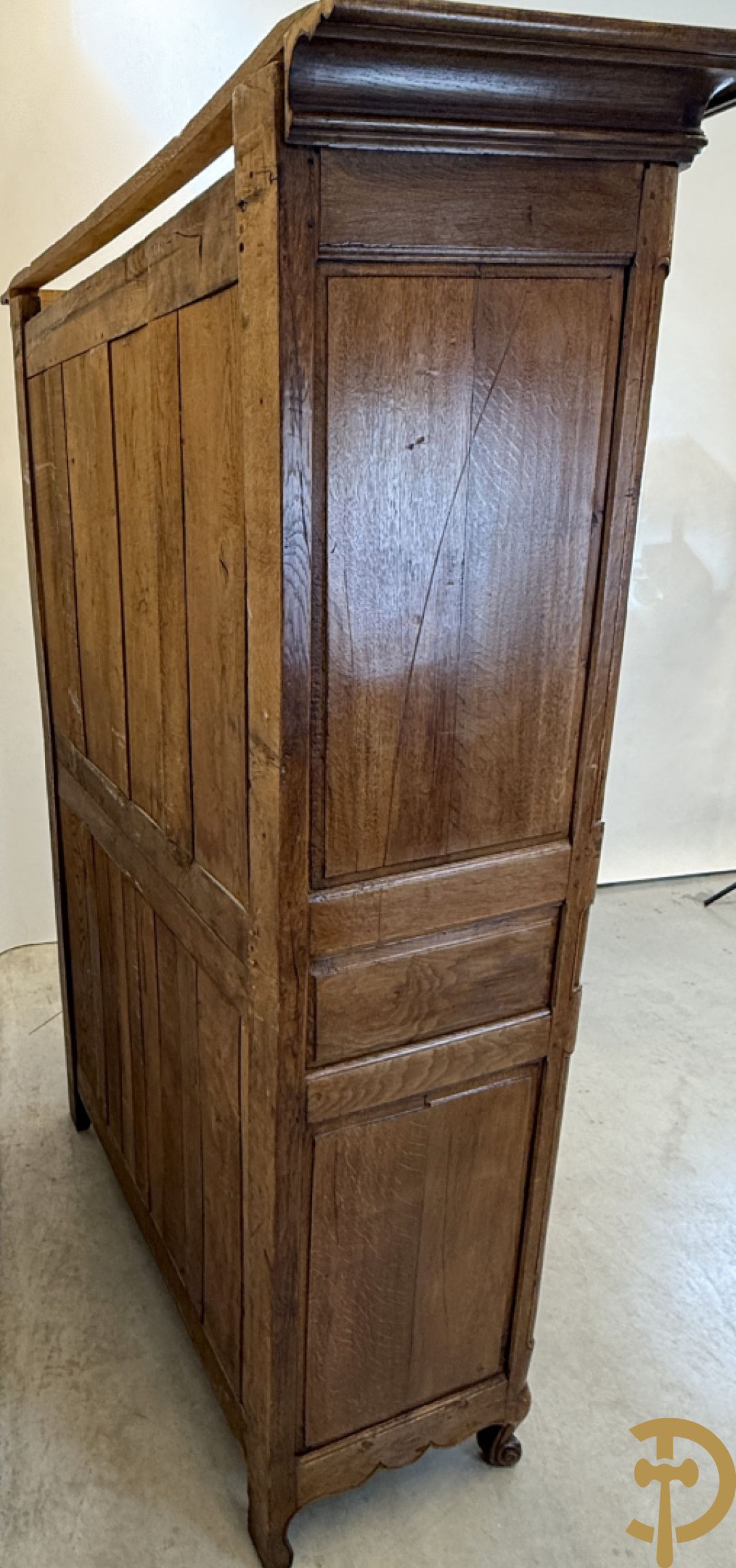 Massief eiken tweedeurskast met afgestoken panelen en gezwaaide moluren