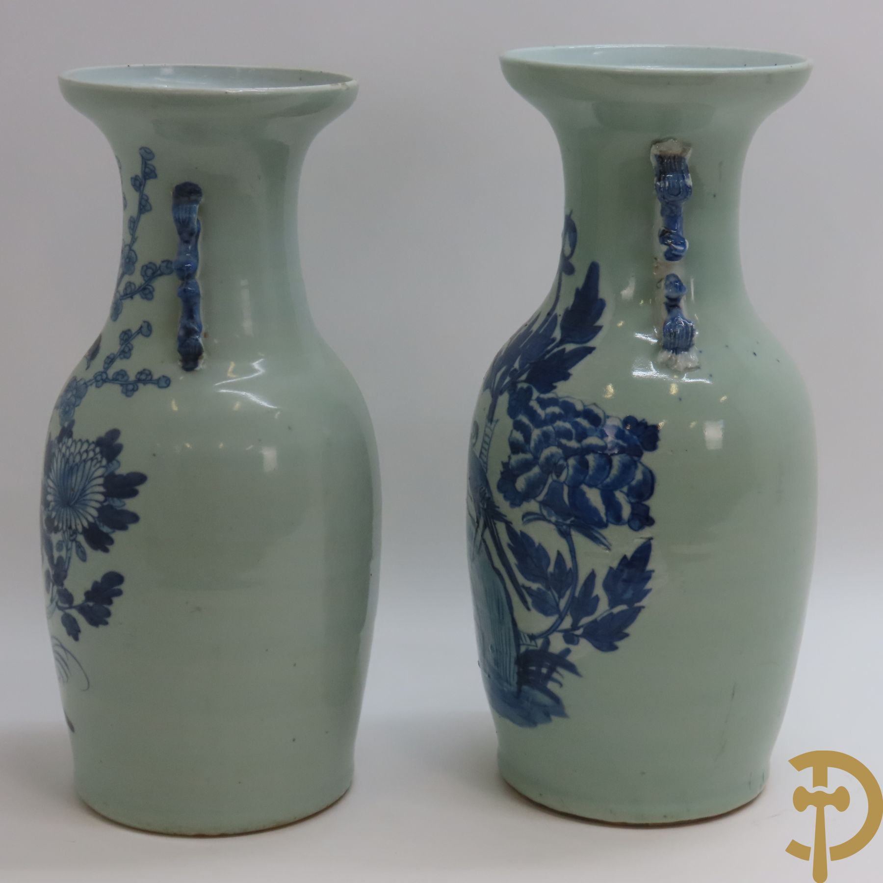 Twee Chinese porseleinen celadon vazen met bloemen- en vogeldecor