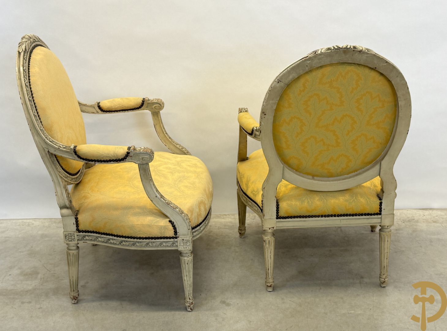 Salonensemble met rocailles, bloemenmotieven en gecanneleerde poten bestaande uit canapé, 2 armzetels en 2 stoelen