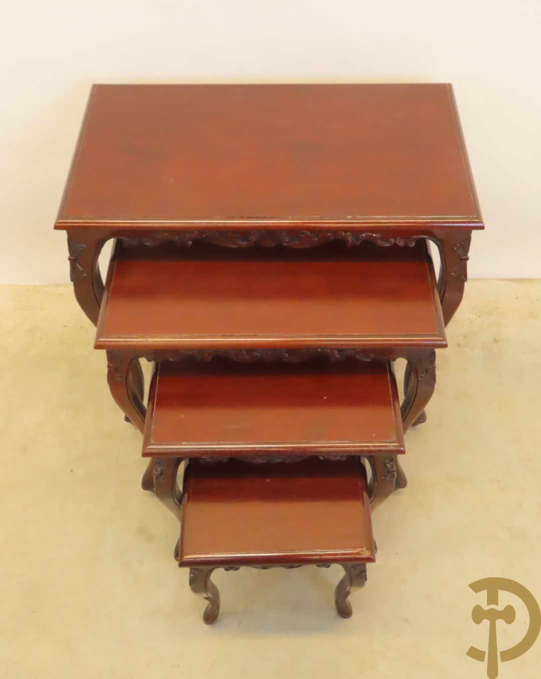 Vier inschuifbare mahoniehouten cigognetafels,  Louis XV stijl