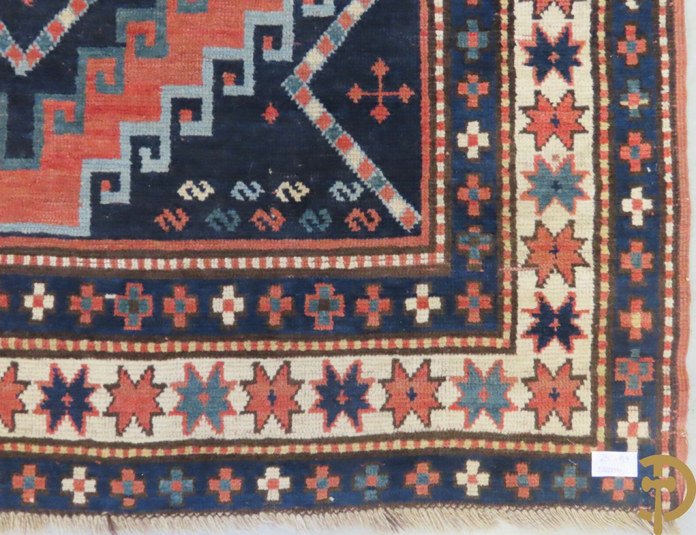 Oosterse handgeknoopt tapijt Kaukasus met geometrische motieven op blauwe fond