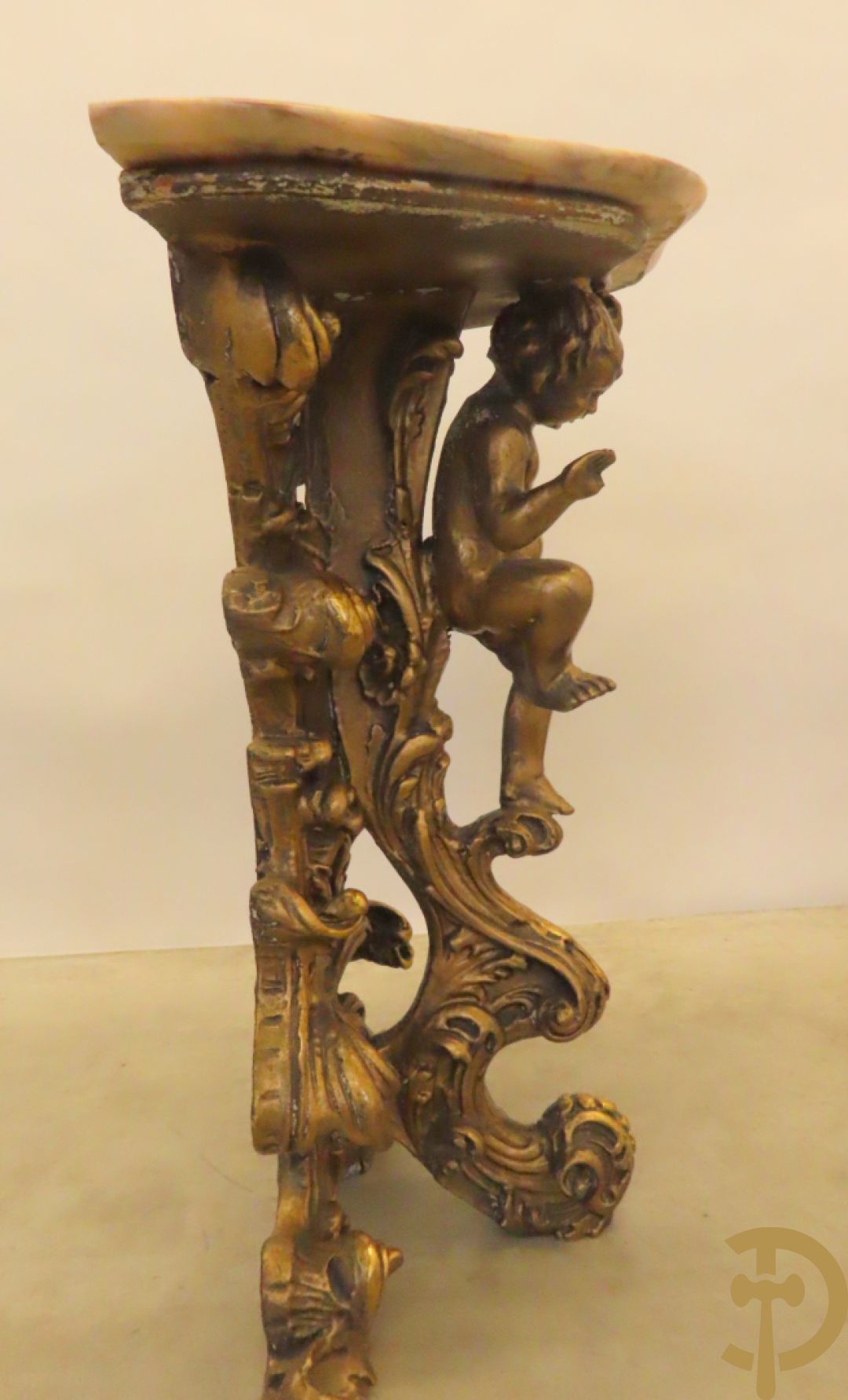 Twee vergulde consooltjes met cupido