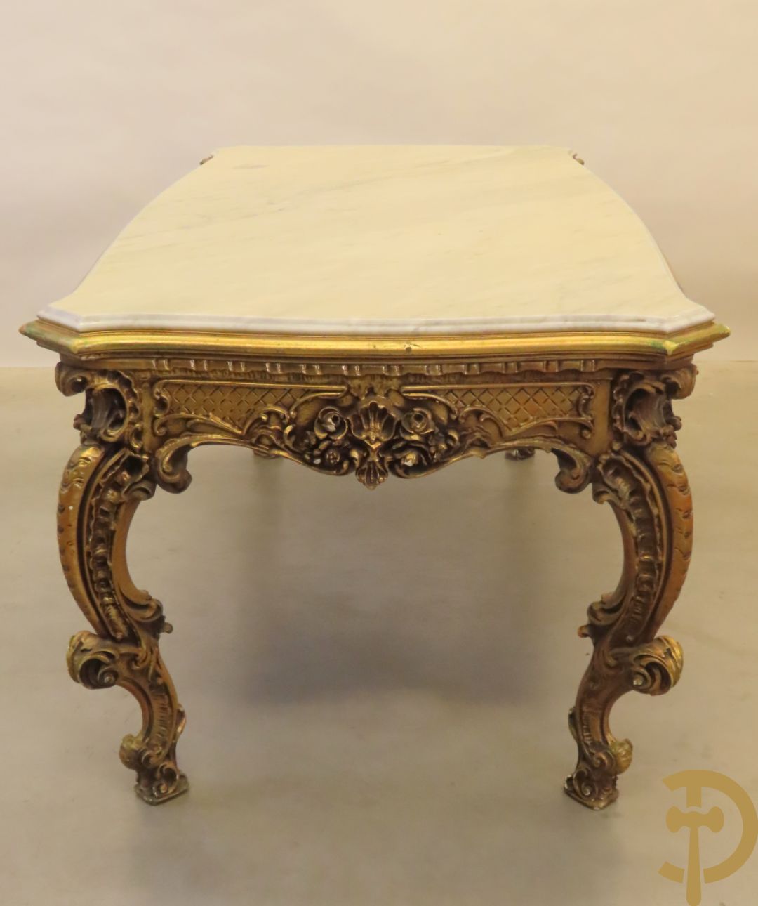 Uitzonderlijke vergulde Louis XV eetkamer bestaande uit vijfdeursdressoir met voluutvormige accanthusranken en rocailles, beschilderd met bloemenmotieven en centraal tafererel met hoornen des overvloeds + bijhorende spiegel vergulde tafel op voluutvormige poten met zes bijhorende stoelen + vitrine met accanthusranken en centrale deur, op voluutvormige poten