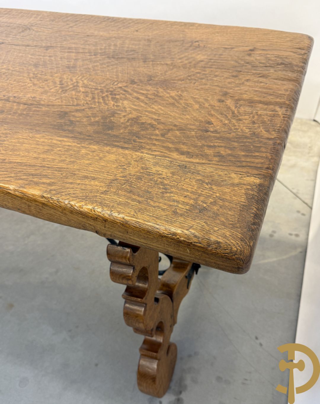 Massief eiken tafel met wangen en smeedijzer verbonden + 6 hoogleunige stoelen + 2 armzetels