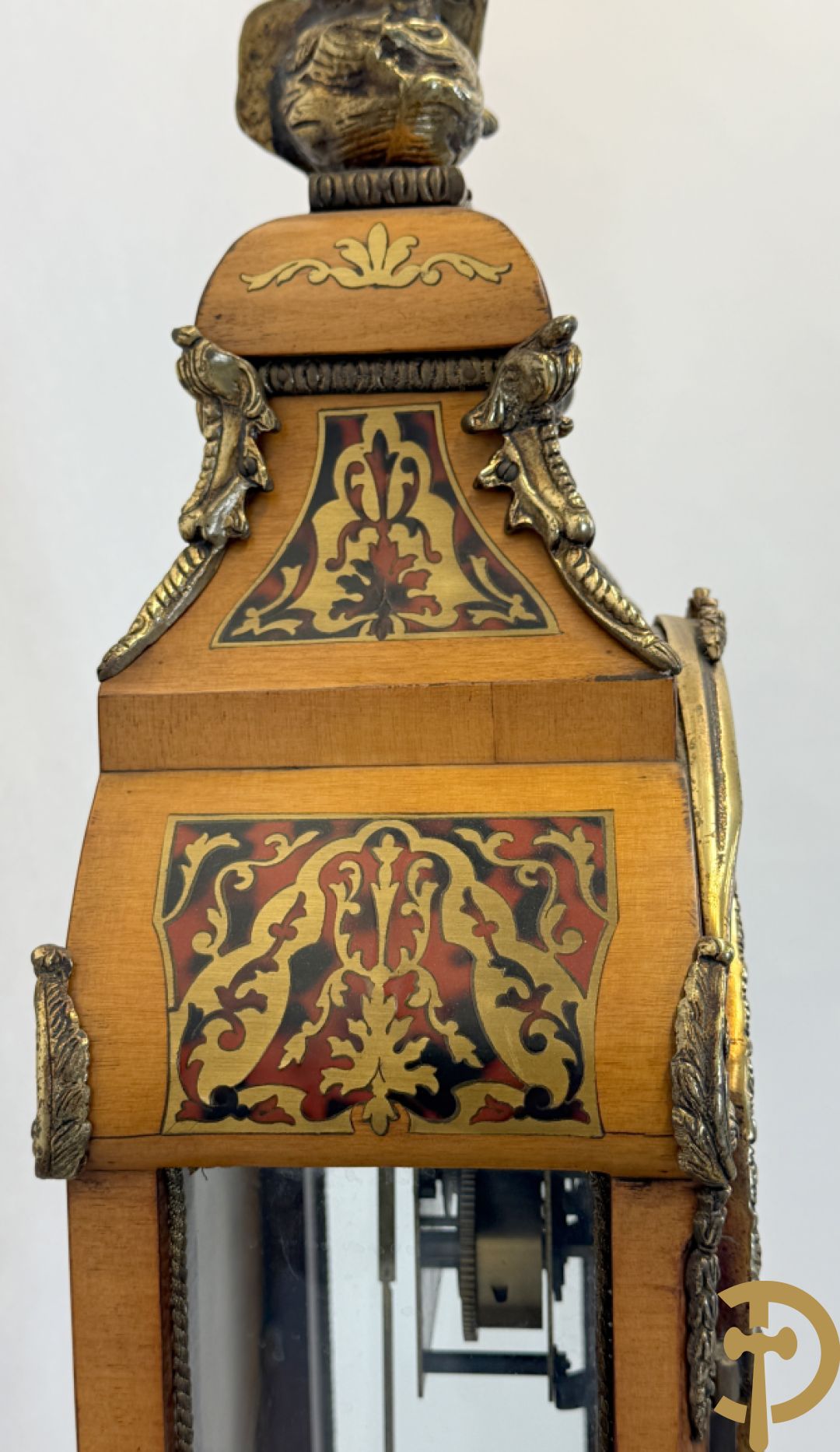 Italiaanse notelaren kartel met marqueterie en bronsbeslag, bovenaan bekroond met cupido - met bihhorende gemarqueteerde console met inleg van koper en schildpadimitatie, decor van amfoor en bronzen medusahoofd