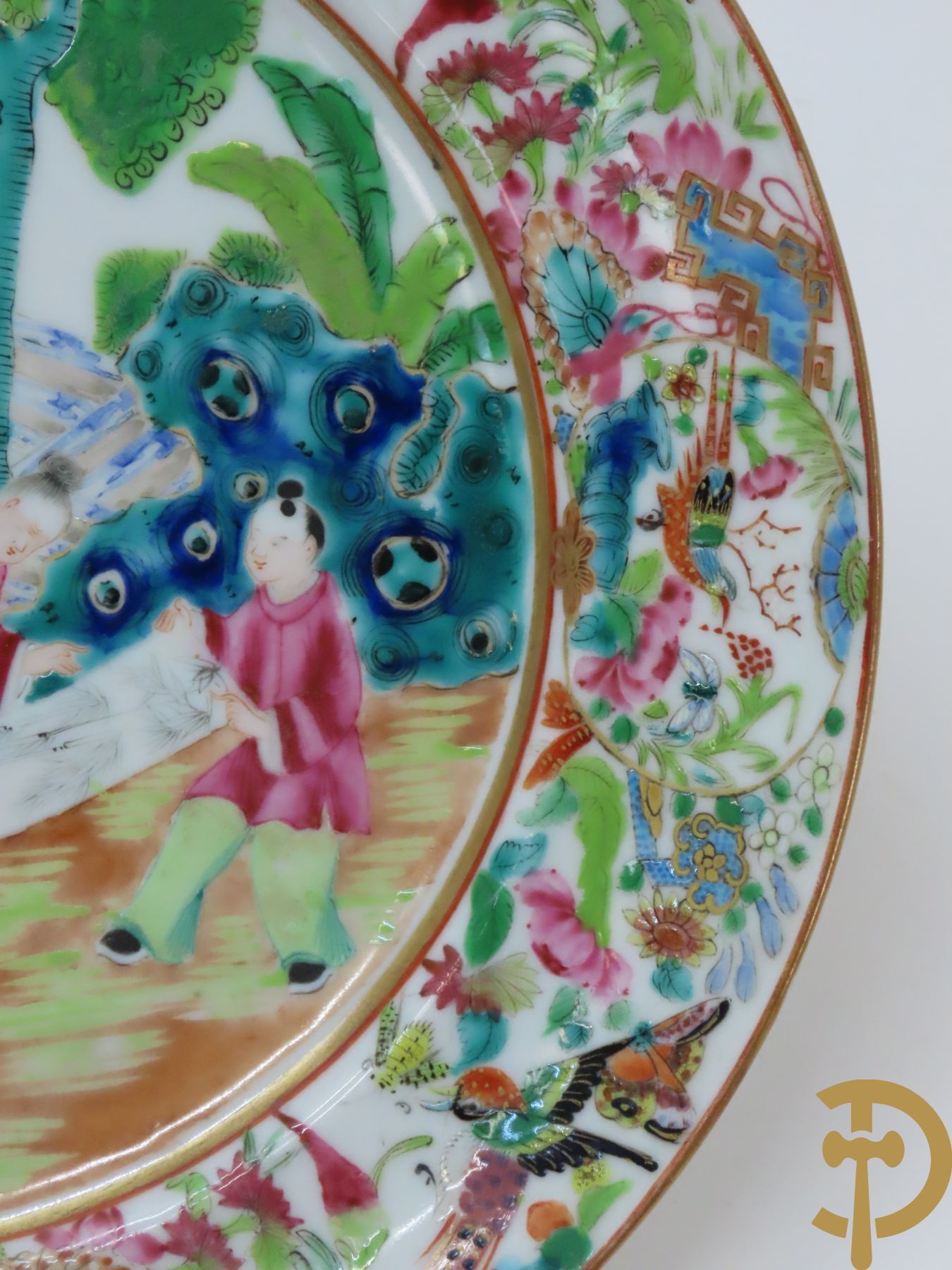 Drie Chinese porseleinen Kantonbordjes met handbeschilderde geanimeerde taferelen, omringd door vogel- en bloemendecor + 3 diepe Kantonbordjes met geanimeerde scènes omringd door bloemen- en vlinderdecor