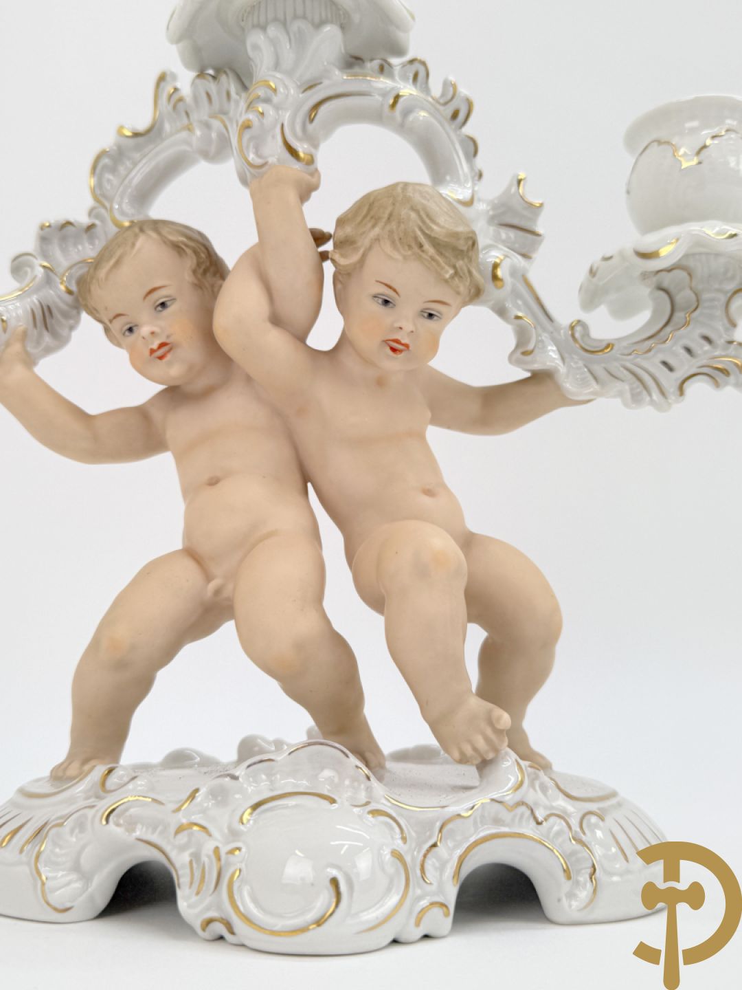 Twee kandelaars in biscuit met cupido