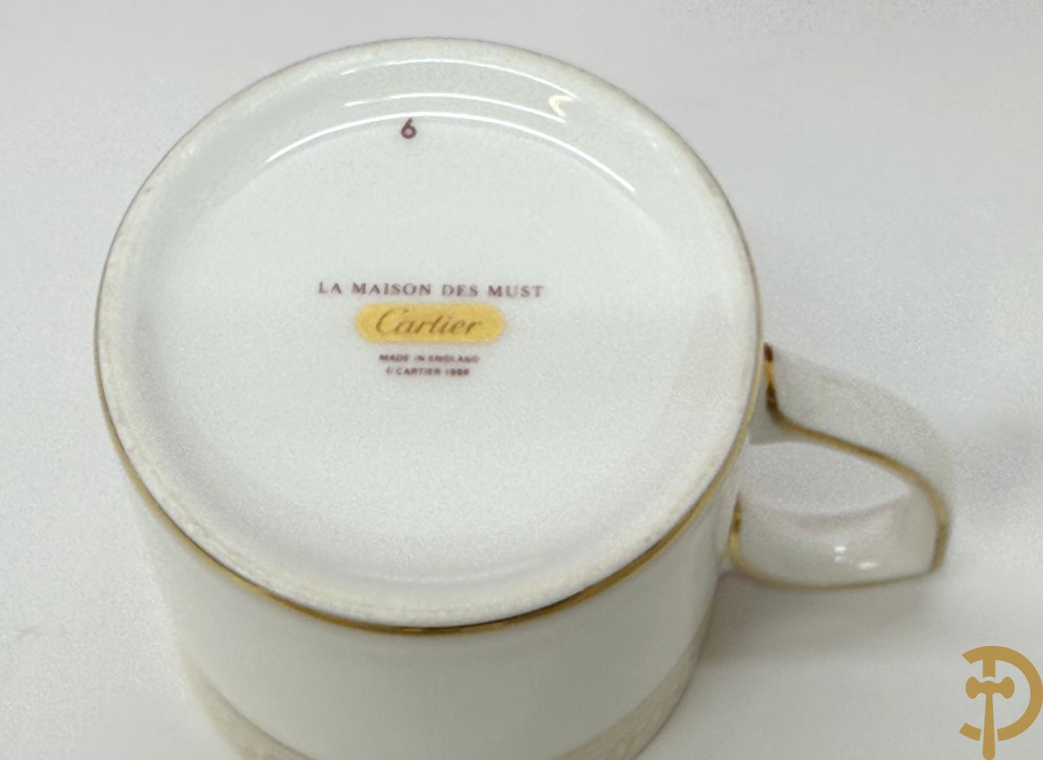 Porseleinen servies Cartier met vergulde rand bestaande uit 4 grote borden, 8 dessert bordjes, 8 koffie kopjes en schoteltjes en 8 kleine bordjes, La Maison Des Must