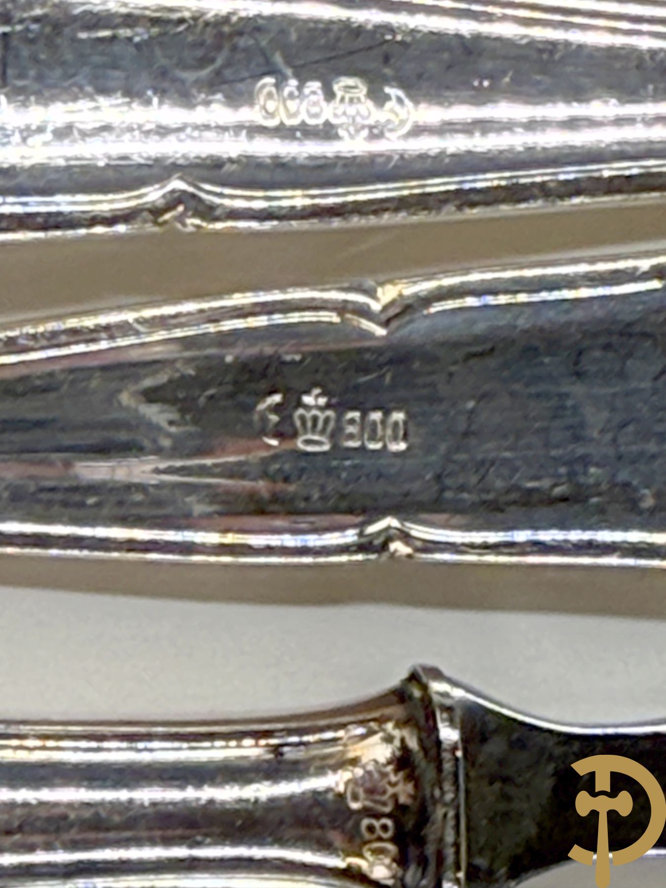 Massief zilveren Duits bestek in koffer bestaande uit 12 lepels, 12 vorken, 12 dessertlepels, 12 dessertvorken, 12 messen, 12 dessertmessen, 12 visvorken, 12 vislepels, 12 ijslepels, 12 mokkalepels, 12 kreeftenvorken, 12 kleine vorkjes, 3 koffielepeltjes en 14 losse stukken