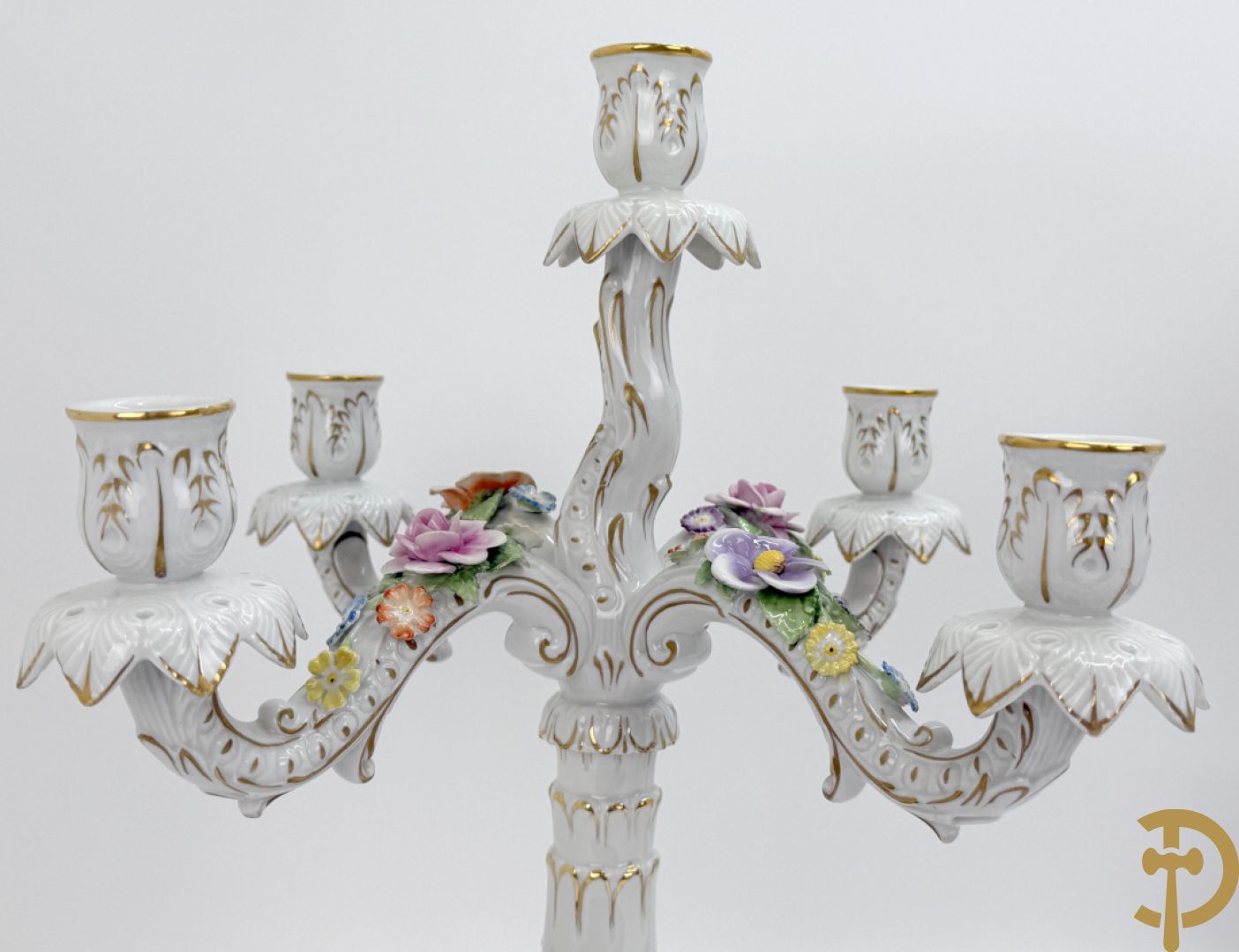 Porseleinen vijfarmige kandelaar met 2 cupido