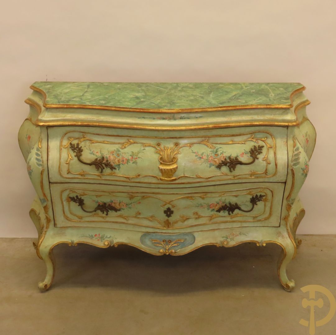Gegalbeerde tweeladencommode op voluutvormige poten met verguld en beschilderd bloemendecor