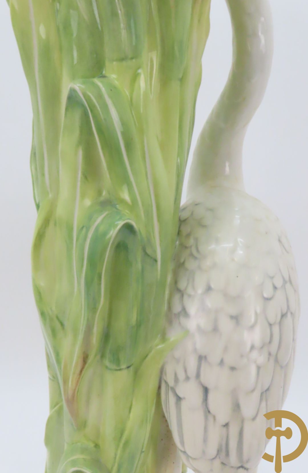 Keramieken zuil met ooievaar in het riet met cachepot erop, Italiaans, gemerkt