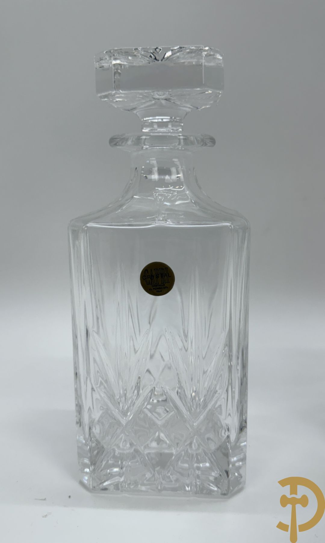 Vier kristallen karaffen w.o. 1 Saint Louis + schenkkan in Boheems kristal + vaas + getorste gekleurde Val-Saint-Lambert vaas + groen gekleurde asbak Val-Saint-Lambert