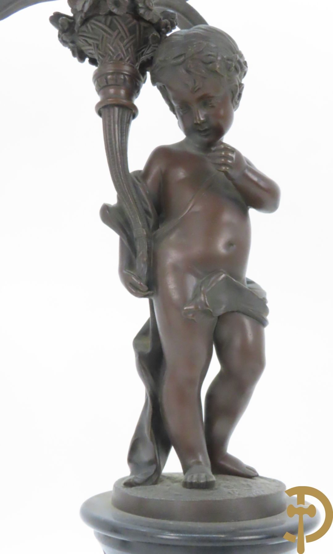 CLODION getekend - Paar elegante bronzen dames met tambour en fruit, geflankeerde door jonge faune, op marmeren klokstel - opgebouwd als garnituur met 2 kandelaars met bronzen kindjes dragende een toorts met bloemen en kaarsen